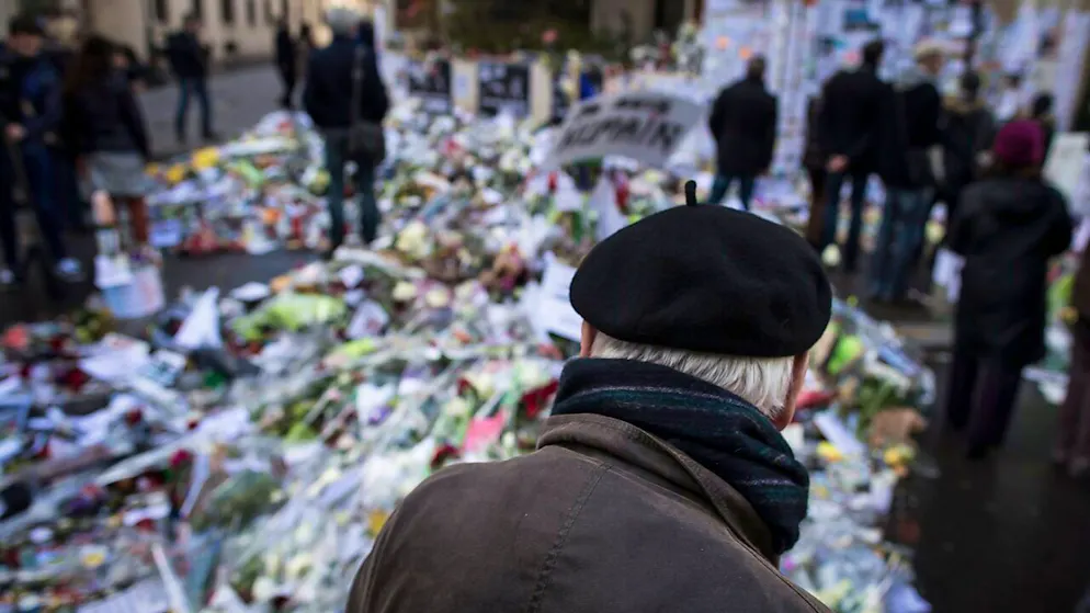 Omaggio alle vittime un anno dopo l'attentato. Furono uccise dodici persone, tra cui otto membri della redazione.