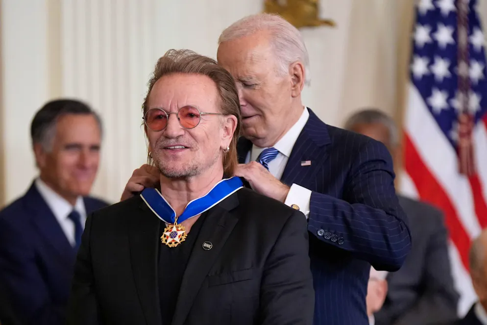 Von Bono bis Messi: Biden ehrt Promis mit Freiheitsmedaille - Gallery. Für Joe Biden ist es das letzte Mal, dass er die prestigeträchtigen Medaillen verleiht - wie hier an Musiker Bono. 