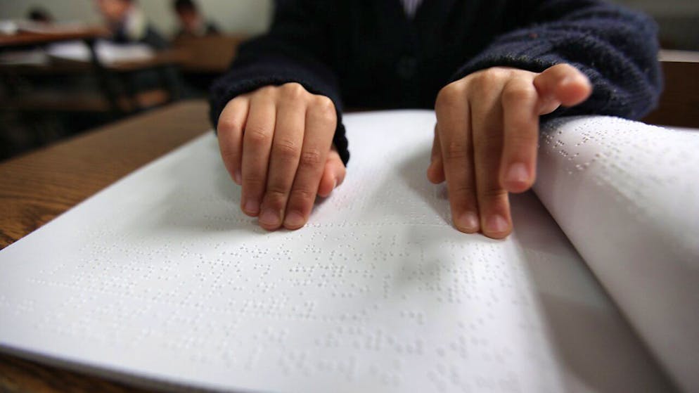 Il Braille è una rappresentazione tattile di simboli alfabetici e numerici che utilizza sei punti per rappresentare ogni lettera e numero, e persino simboli musicali, matematici e scientifici.