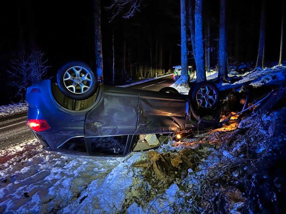 In Zofingen AG fährt am Freitagabend ein Mann in einen Baumstrunk. Das Auto landet in der Folge auf dem Dach.