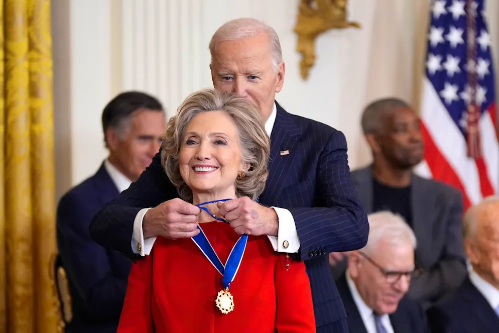 Von Bono bis Messi: Biden ehrt Promis mit Freiheitsmedaille - Gallery. Auch der früheren US-Aussenministerin Hillary Clinton legte Biden die Medaille um.