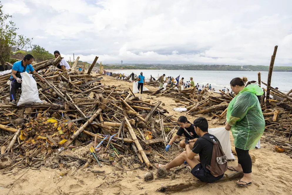Certains déchets dérivent sur des centaines de kilomètres – le phénomène s'accentuant entre novembre et mars – avant de s'échouer sur les plages de l'île paradisiaque de Bali, très prisée des touristes étrangers notamment pour les vacances de fin d'année.