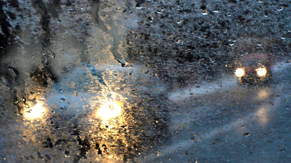 Gefrierender Regen dürfte in der Nacht auf Sonntag vor allem die Strassen in der Nordwestschweiz gefährlich machen. (Archivbild)