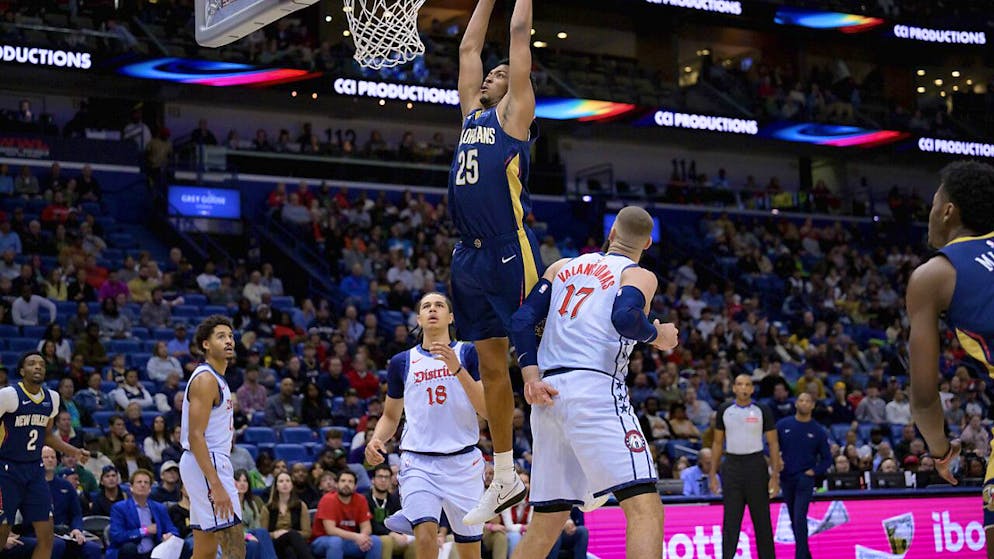 Kyshawn George (Nummer 18) muss sich mit den Wizards im Kellerduell gegen die Pelicans geschlagen geben