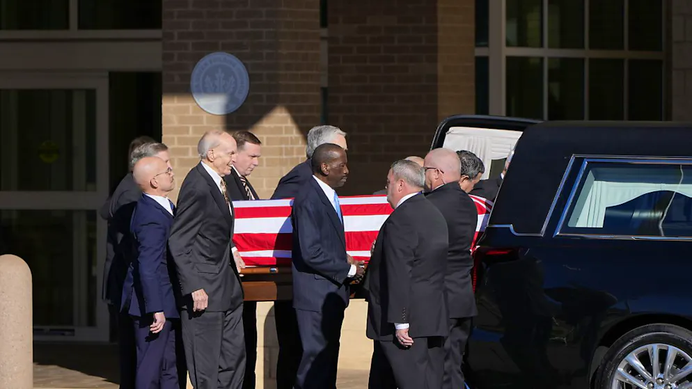 D'anciens et d'actuels agents des services secrets américains affectés à l'équipe Carter déplacent le cercueil drapé du drapeau de l'ancien président Jimmy Carter, au centre médical Phoebe Sumter à Americus, en Géorgie, samedi. Jimmy Carter est décédé le 29 décembre à l'âge de 100 ans.
