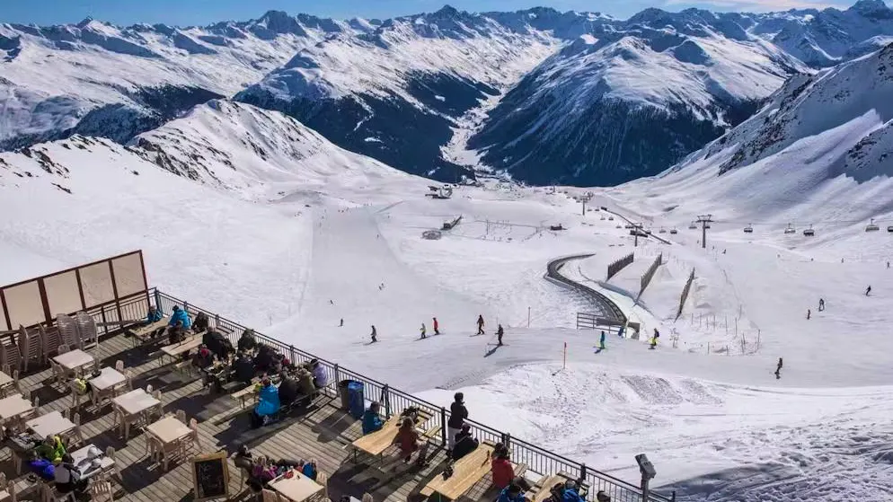 Incidente fatale a Klosters. Due sciatori si scontrano in pista: muore un 24enne tedesco