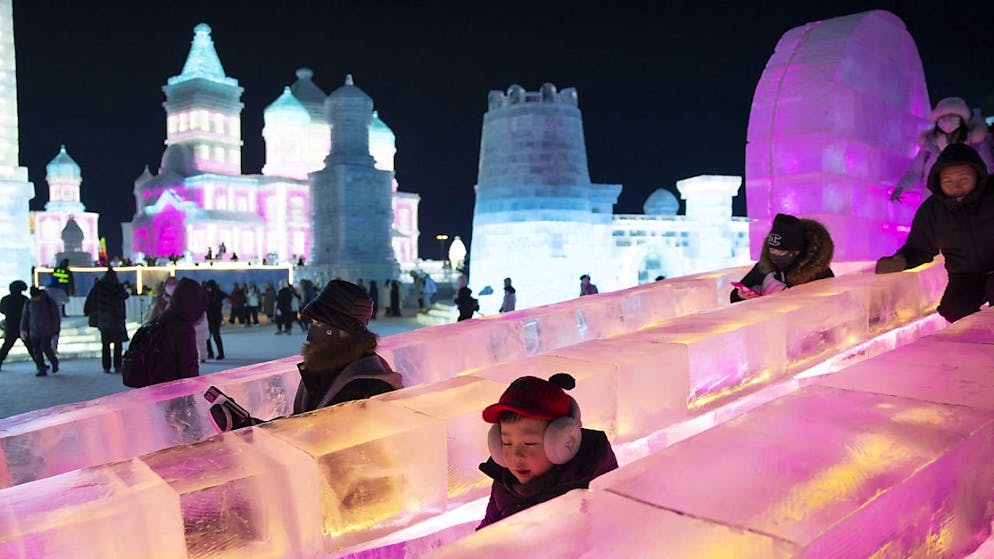 Faszinierende Eis-Paläste erfreuen Festivalbesucher in China - Gallery. Ganze Palastanlagen und Riesentürme gehören zu den Kunstwerken aus Eis.