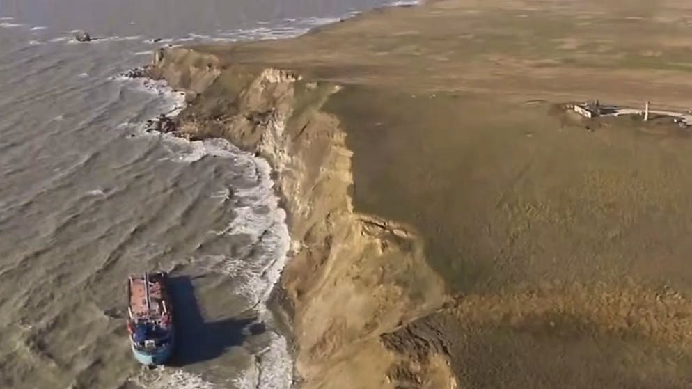 La fuoriuscita di greggio è iniziata il 15 dicembre. Una petroliera è affondata riversando circa 2'400 tonnellate di un olio combustibile pesante chiamato mazut nelle acque circostanti.