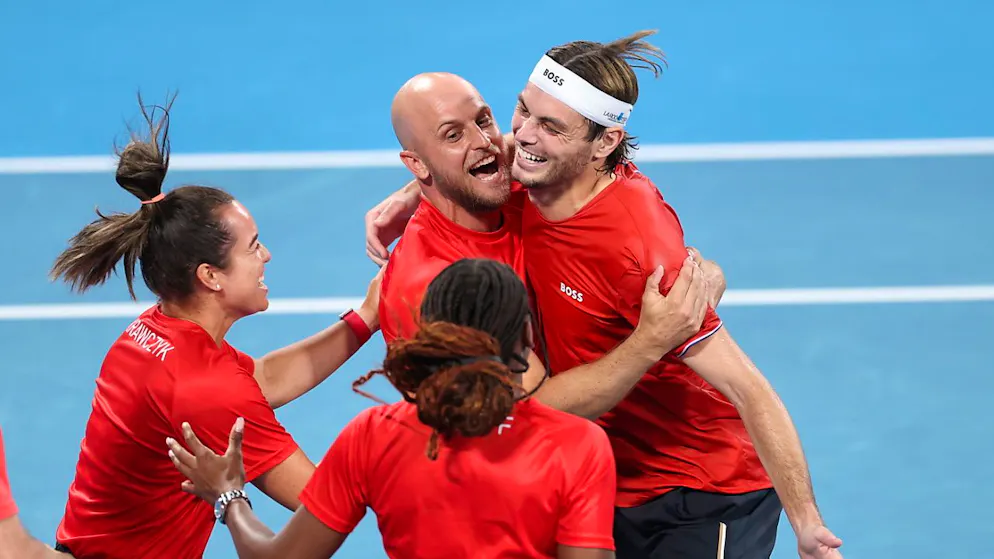 Das US-Team feiert nach den Siegen von Taylor Fritz und Coco Gauff zum zweiten Mal den Gewinn des United Cups