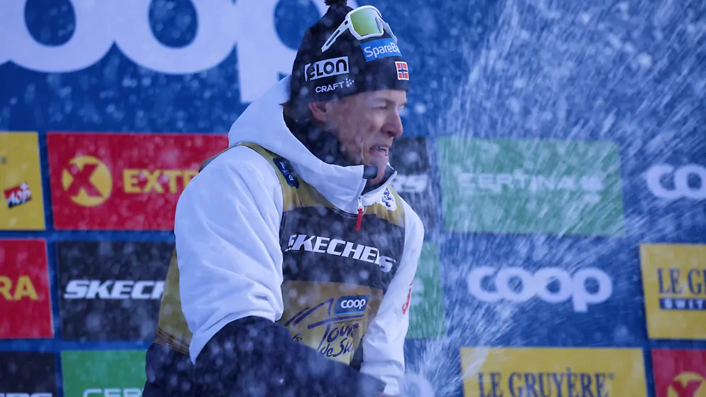 Lässt in der Kälte den Champagner spritzen: Tour-de-Sieger Johannes Hösflot Klaebo