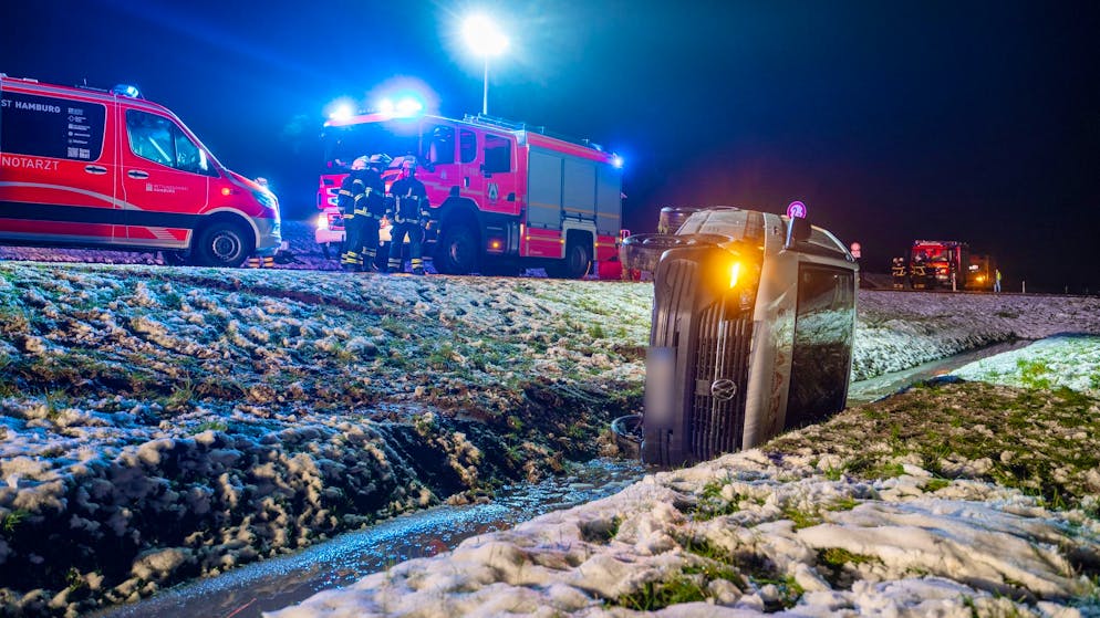 Glatteis und Schnee bringen Verkehr durcheinander - Gallery. Ein verunglückter Kleintransporter in einem Graben bei Hamburg.