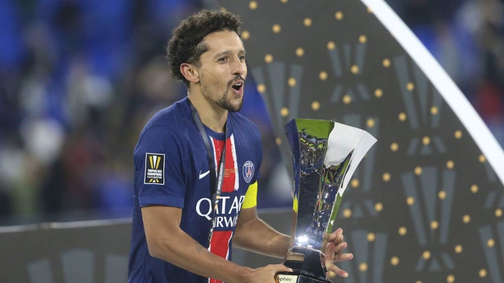 Marquinhos, der Captain des PSG, nimmt in Doha den Supercup-Pokal entgegen