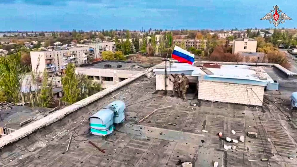 HANDOUT - In this photo taken from a video distributed by the Russian Defense Ministry Press Service via AP, Russian troops raise the Russian flag on the roof of a building in eastern Ukraine after its capture. Photo: Uncredited/Russian Defense Ministry Press Service/AP/dpa