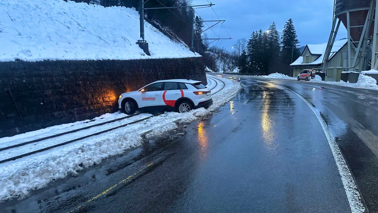 Verkehrsunfall. Auto landet nach Selbstunfall auf Trassee der Appenzeller Bahnen