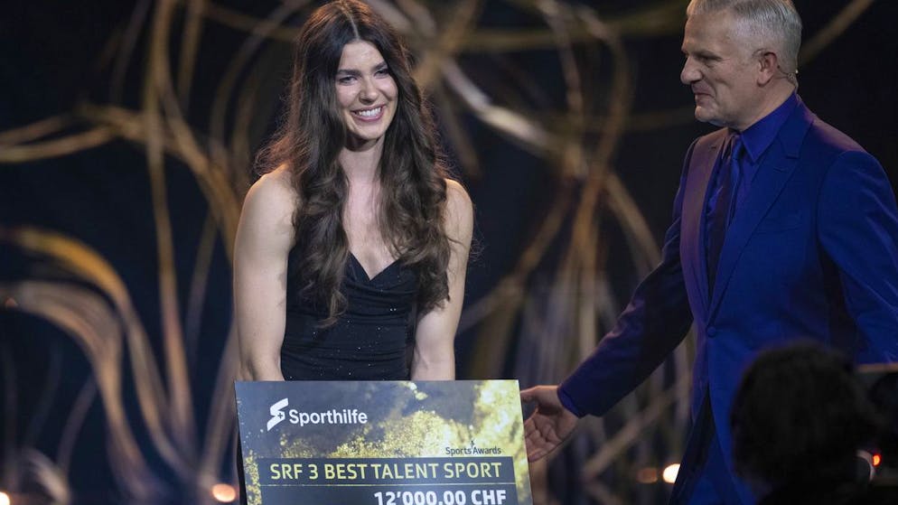 Lucia Acklin (Leichtathletik) erhaelt den Preis SRF 3 Best Talent des Jahres 2024 an der Verleihung der Sports Awards 2024, aufgenommen am Sonntag, 5. Januar 2025 in den Studios von SRF in Zuerich. (KEYSTONE/Ennio Leanza)