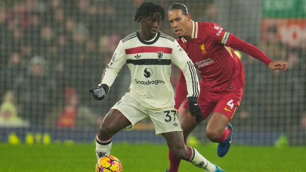 Liverpool verspielt Prestigesieg gegen Manchester United - Gallery. Der FC Liverpool mit Kapitän Virgil van Dijk (r) tat sich gegen Manchester United schwer.