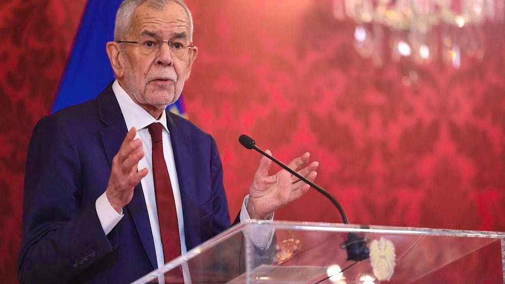 Austrian President Alexander Van der Bellen discusses the current situation regarding the formation of a government in the presidential chancellery. Photo: Tobias Steinmaurer/APA/dpa