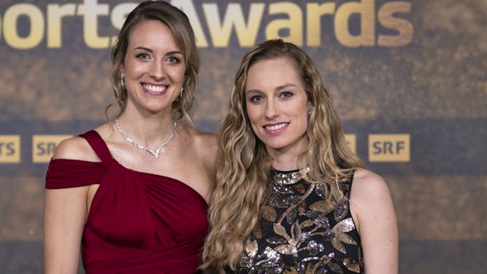 Nina Brunner und Tanja Hueberli (Beachvolleyball ) posieren auf dem goldenen Teppich an der Verleihung der Sports Awards 2024, aufgenommen am Sonntag, 5 Januar 2025 in den Studios von SRF in Zuerich. (KEYSTONE/Ennio Leanza)