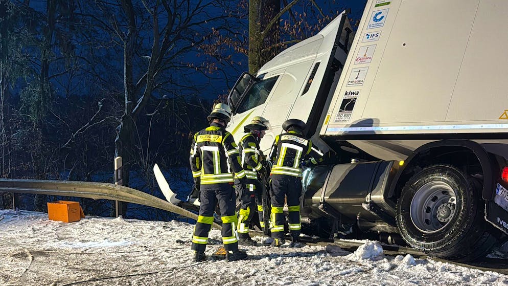Glatteis und Schnee bringen Verkehr durcheinander - Gallery. Ein Lkw kam im bayerischen Aiglsbach auf vereister Strasse von der Fahrbahn ab.