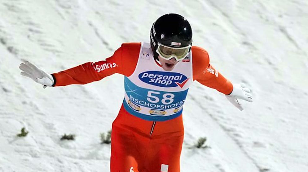 Gregor Deschwanden fliegt sehr weit und verzichtet deshalb auf den Ausfallschritt, was ihn Punkte kostet.