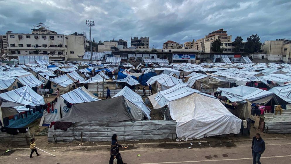 ARCHIV - Palästinenser, die im Norden des Gazastreifens ihre Häuser verlassen mussten und in behelfsmäßigen Zelten im Yarmouk-Stadion leben, kämpfen mit dem Regen und dem kalten Wetter in der Region. Foto: Hadi Daoud  Apaimages/APA Images via ZUMA Press Wire/dpa