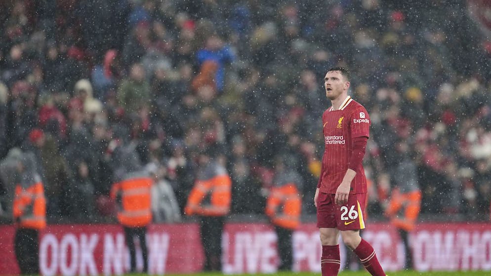 Aussenverteidiger Andrew Robertson blickt enttäuscht durch den Dauerregen von Liverpool