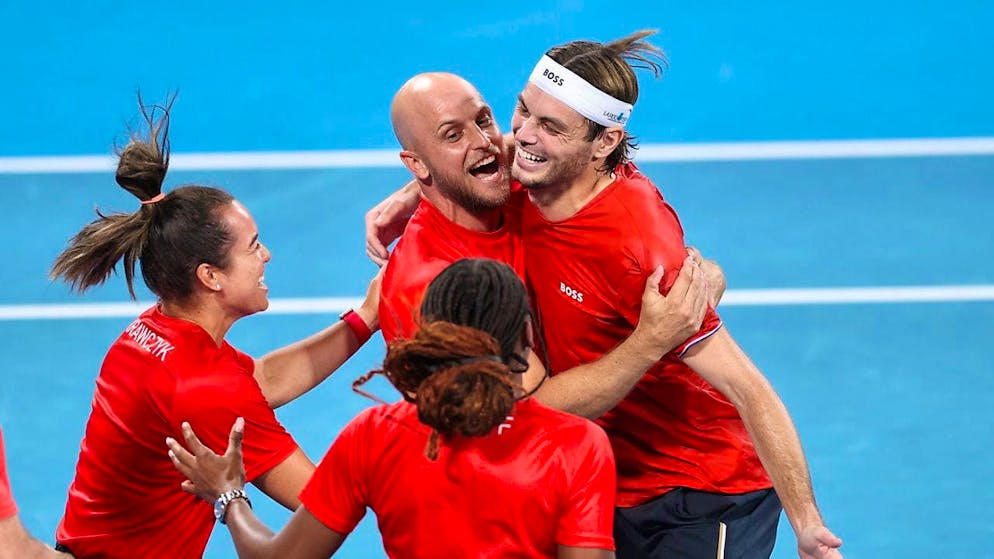 The US team celebrates winning the United Cup for the second time after victories by Taylor Fritz and Coco Gauff