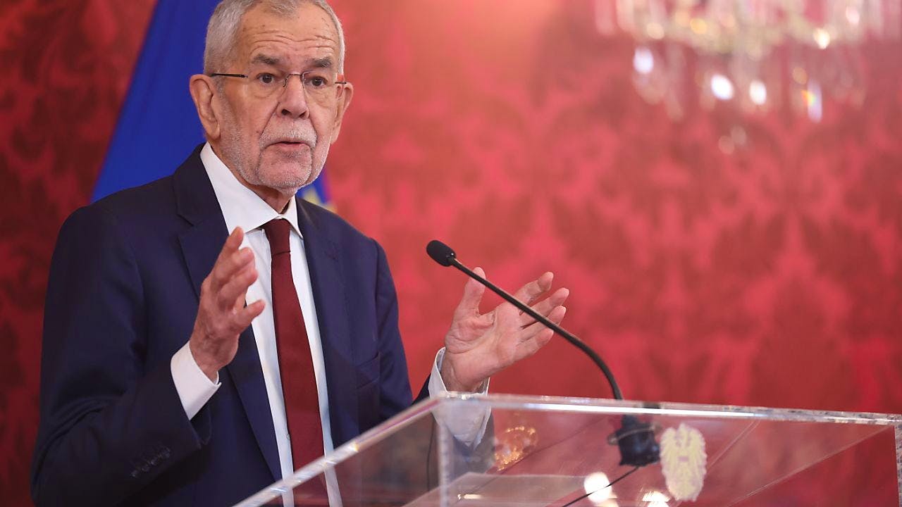 Politics. Austria: Head of state talks with FPÖ about forming government