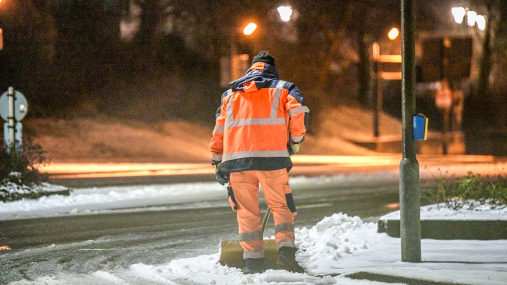 Glatteis und Schnee bringen Verkehr durcheinander - Gallery. Winterdienst in Aalen: Auch die Fussgängerwege werden von Schnee befreit.