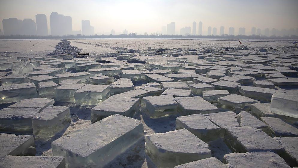 Faszinierende Eis-Paläste erfreuen Festivalbesucher in China - Gallery. Arbeiter schneiden Millionen Kubikmeter Eis aus einem nahegelegenen Fluss. Aus den riesigen Blöcken werden dann die einzelnen Kunstwerke gehauen.