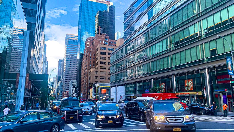 ARCHIVE - In Manhattan, there is a high volume of traffic on 3rd Avenue in the morning, leading to congestion. Photo: Niyi Fote/Zuma Press/dpa/Archive image