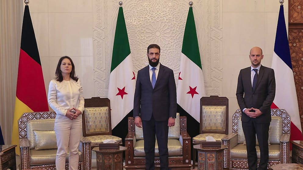 Le leader syrien Ahmad al-Sharaa n'a pas serré la main de la ministre allemande Annalena Baerbock, à gauche, contrairement à celle de son homologue masculin, le Français Jean-Noel Barrot, à droite. vendredi à Damas.