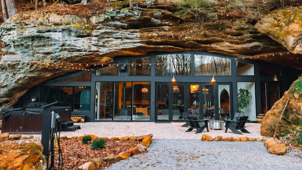 Alles auf eine Karte gesetzt. Paar baut Höhle zu Erdhaus um – und wird von Touristen überrannt