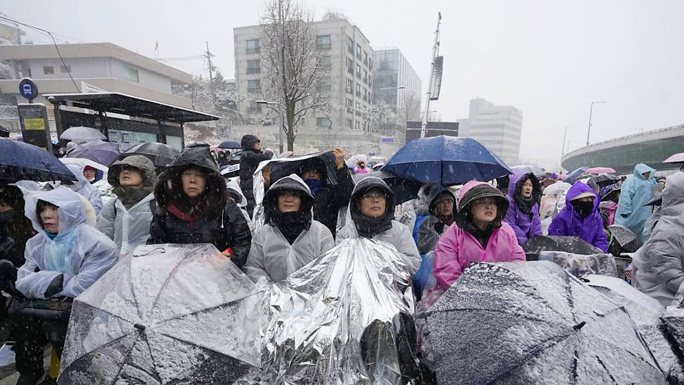 Partisans et détracteurs du président sud-coréen déchu Yoon Suk Yeol ont bravé dimanche le froid de la capitale coréenne dimanche. Les manifestations sont quasi quotidiennes à Séoul ces derniers temps.