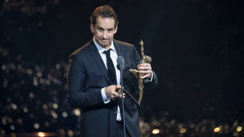 Sports Awards 2024. Patrick Fischer posiert mit seinem Award zum Trainer des Jahres.