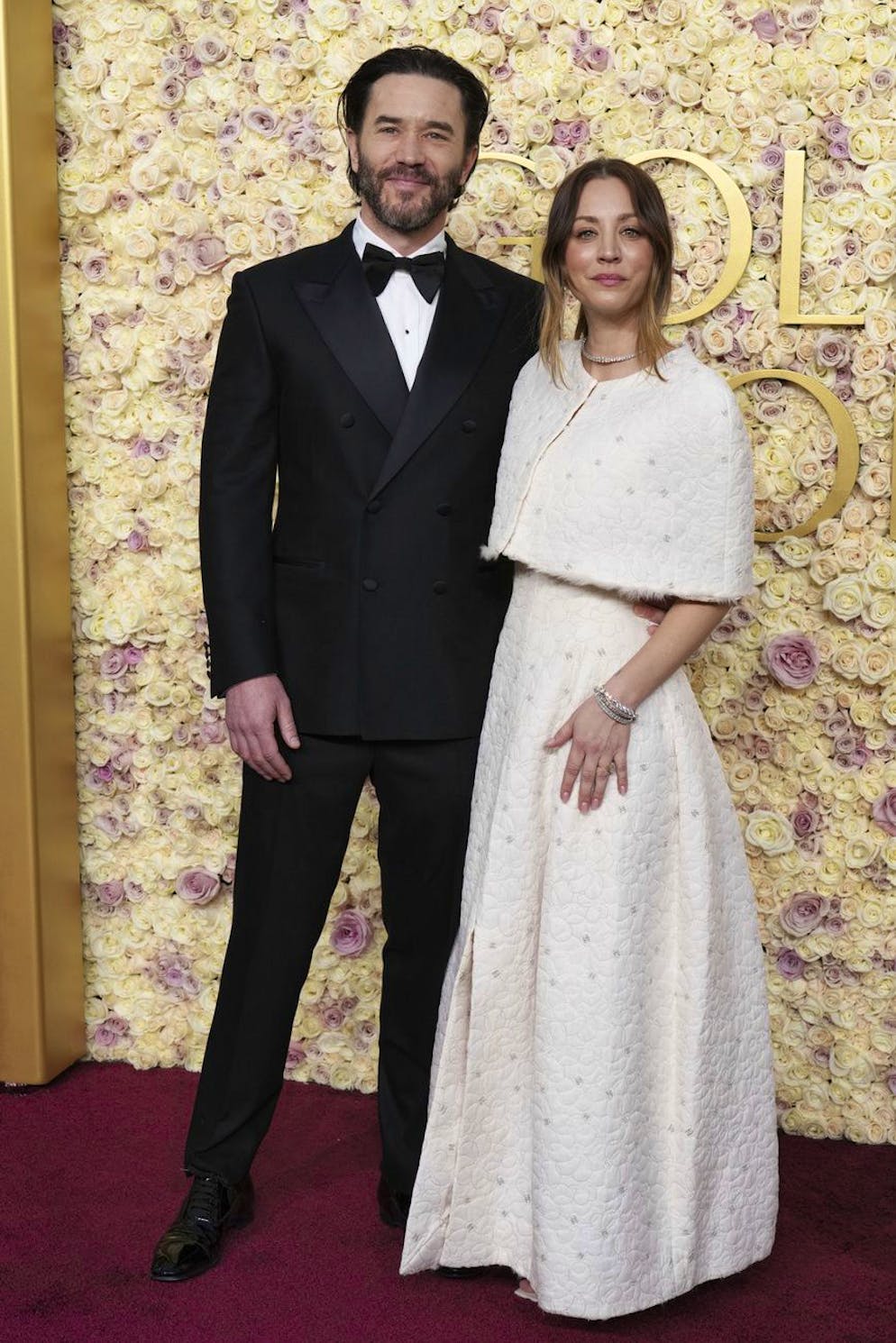 Kaley Cuoco figure parmi les «best dressed» de la soirée, arborant une robe à cape signée Chanel. 