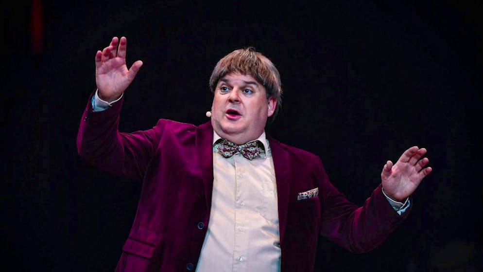 Mike Müller goes on tour with Circus Knie. 