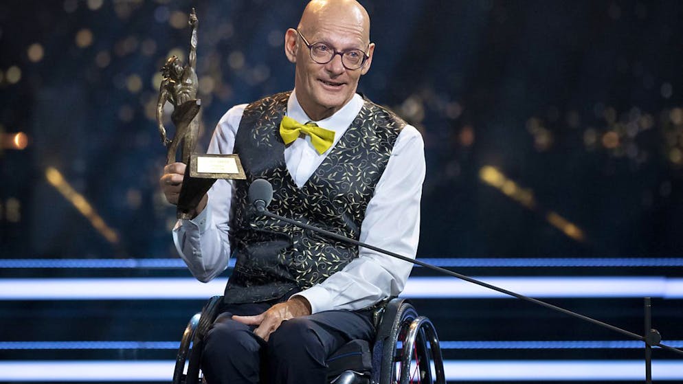 Heinz Frei präsentiert seinen Ehrenpreis