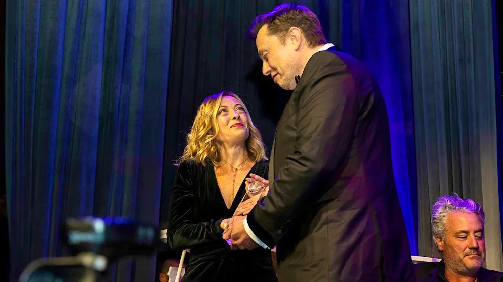 ARCHIVE - Elon Musk, founder of Tesla and SpaceX, presents one of the Global Citizen Awards to Giorgia Meloni, Prime Minister of Italy, in New York. Photo: Michelle Farsi/AP/dpa