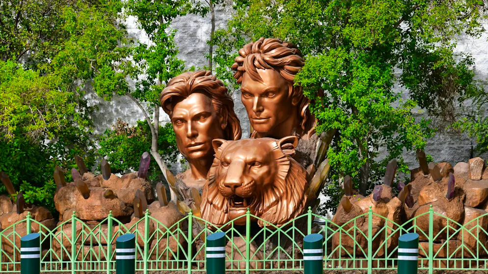 Siegfried and Roy's legacy gives way to a mega-project. The bronze statue of the two magicians is still standing, but it too is to disappear - and be moved to a museum.