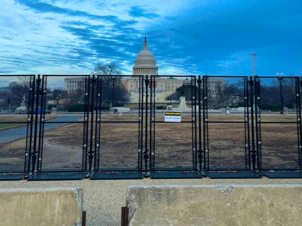 Kamala Harris and the US Congress confirm Trump's election victory today. Fences and concrete elements cordoned off a large area of the building. 