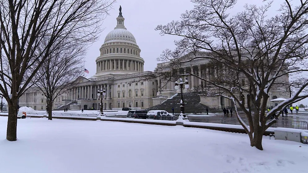 Washington et le Capitole sont recouverts de neige.