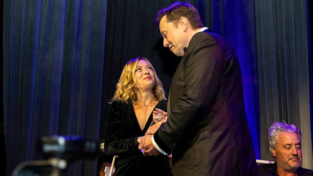 ARCHIV - Elon Musk, der Gründer von Tesla und SpaceX, überreicht einen der Global Citizen Awards an Giorgia Meloni, Ministerpräsidentin von Italien, in New York. Foto: Michelle Farsi/AP/dpa