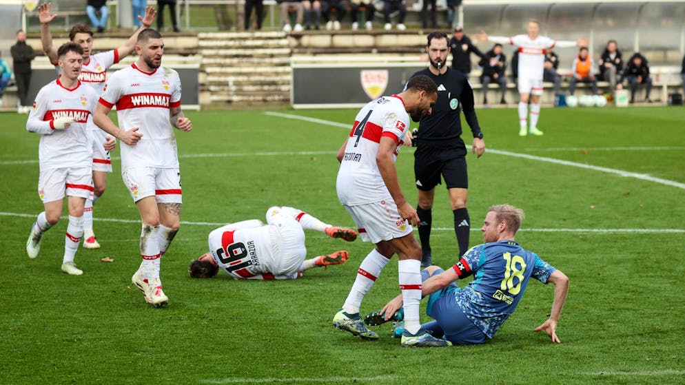 Die Stuttgart-Spieler geigen Davy Klaassen nach dessen überhartem Einsteigen die Meinung.