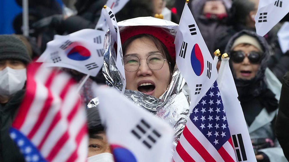 Depuis le 31 décembre, partisans et opposants du président déchu manifestent tous les jours dans les rues de la capitale sud-coréenne. Lundi matin à nouveau, les partisans de Yoon Suk Yeol lui manifestent leur soutien devant la résidence où le dirigeant est retranché.