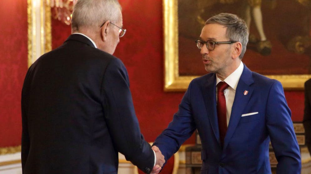 Der österreichische Bundespräsident Alexander Van der Bellen (l) begrüßt den Chef der Freiheitlichen Partei (FPÖ) Herbert Kickl in seinem Büro in Wien. Foto: Heinz-Peter Bader/AP/dpa
