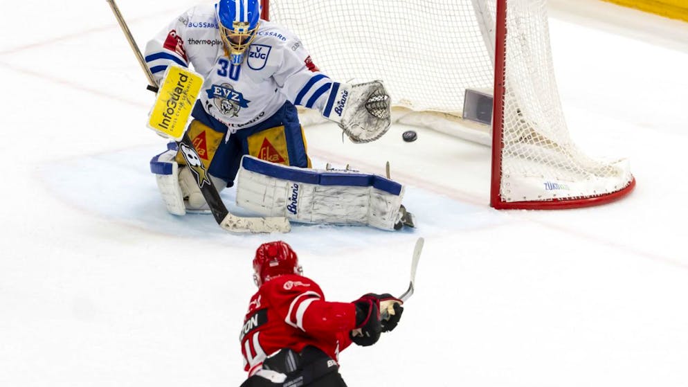 Die entscheidende Szene: Tim Bozon trifft, die Fanghand von Leonardo Genoni kommt zu spät