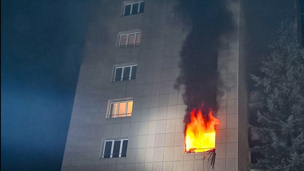 30 Personen wegen eines Brandes in Oberdorf NW evakuiert - Gallery. Aus einem Fenster im vierten Stock lodern die Flammen.
