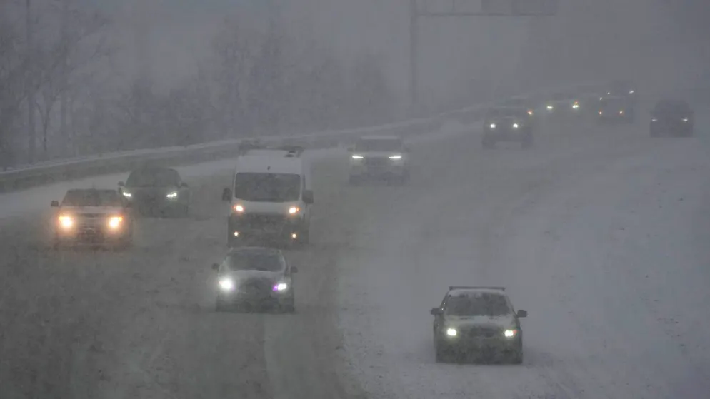 Fahrzeuge fahren während eines Wintersturms über eine Autobahn. Foto: Joshua A. Bickel/AP/dpa