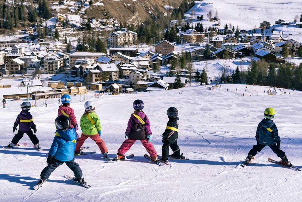 Se non volete condividere le piste con gli studenti di sci, è meglio viaggiare in montagna nelle prime settimane di gennaio.